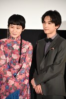 左からコムアイ、吉沢亮。