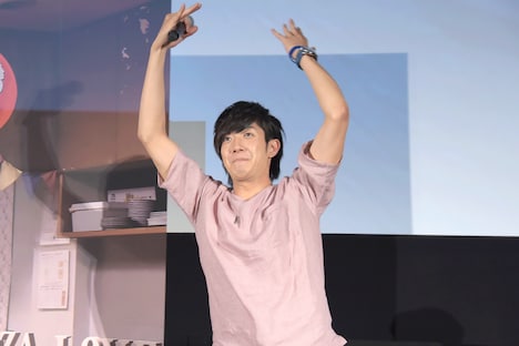 観客をあおる田村侑久。