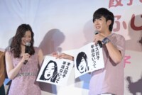 観客が手作りしたフリップをイジる足立梨花（左）と田村侑久（右）。