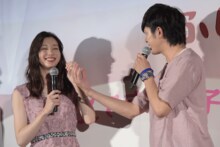 左から足立梨花、田村侑久。