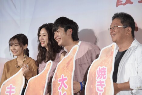 「キスできる餃子」公開記念舞台挨拶の様子。