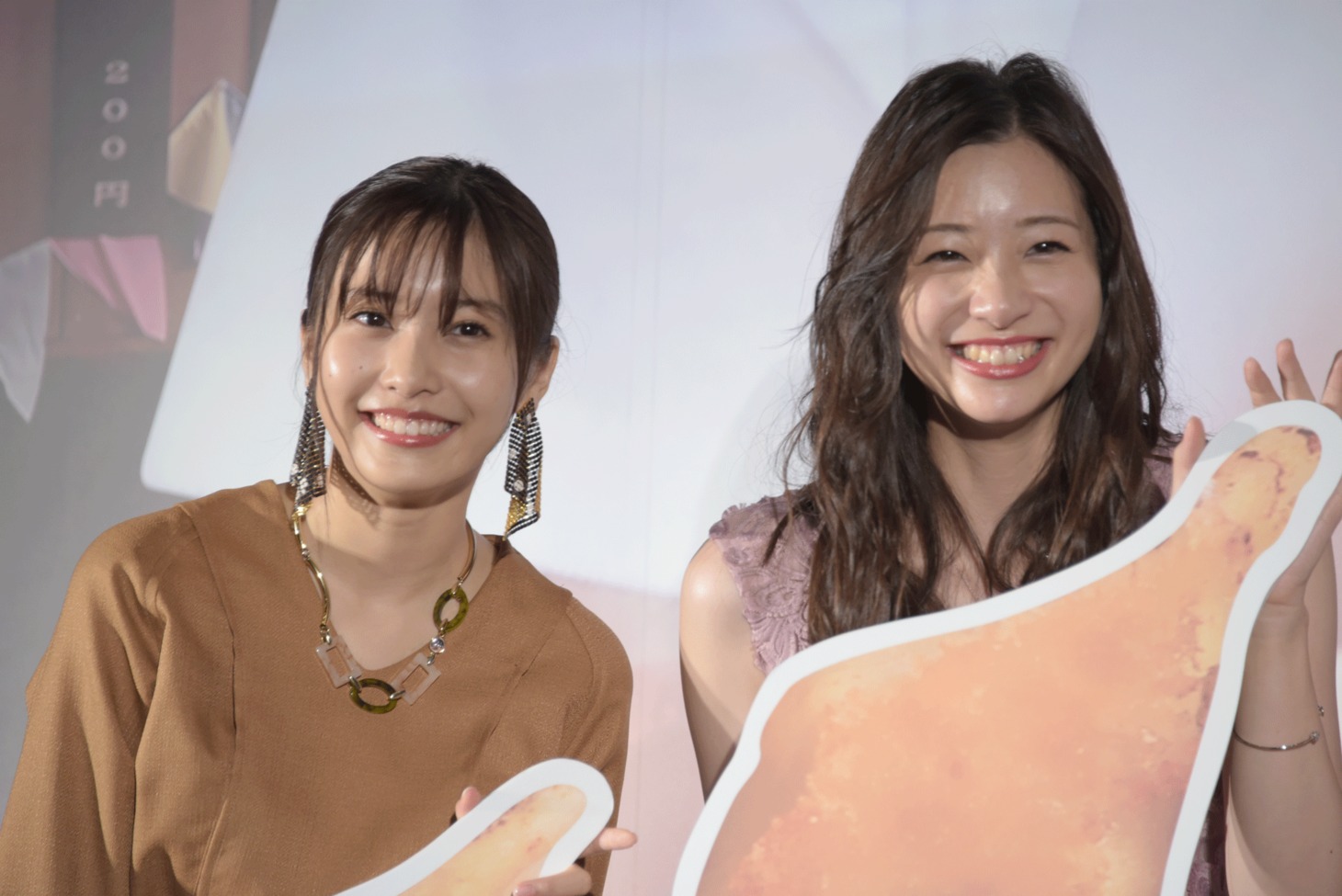 左から佐野ひなこ、足立梨花。