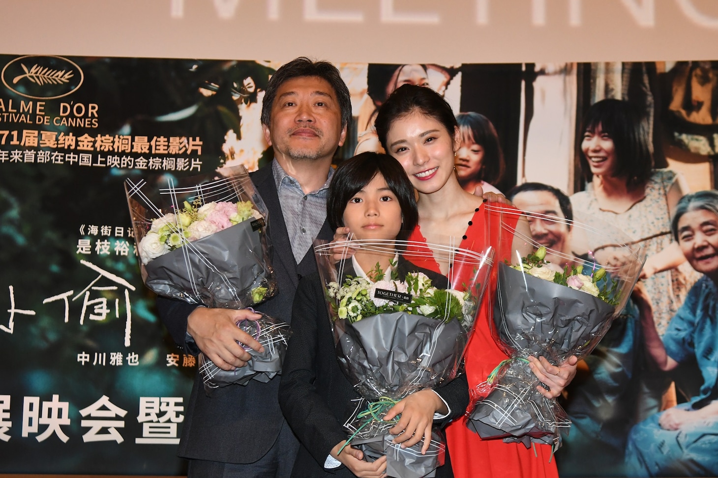 左から是枝裕和、城桧吏、松岡茉優。