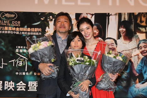 左から是枝裕和、城桧吏、松岡茉優。