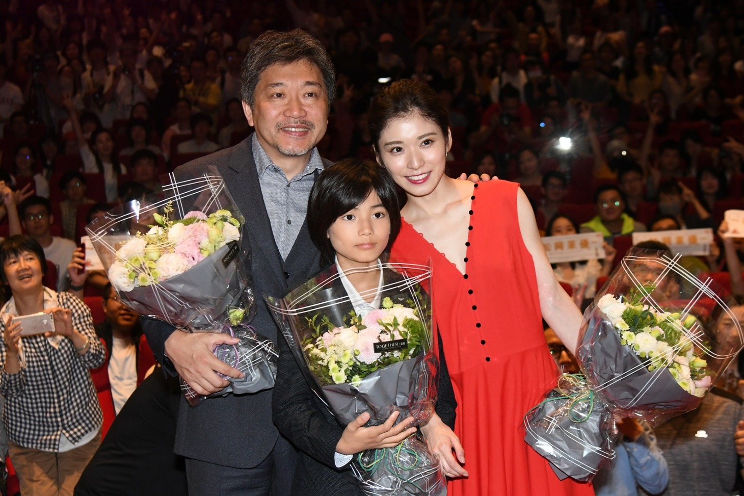 第21回上海国際映画祭にて、左から是枝裕和、城桧吏、松岡茉優。