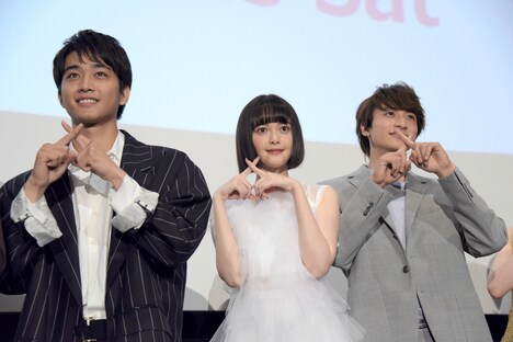 左から佐藤寛太、玉城ティナ、小関裕太。