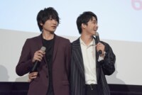 金子大地（左）をフォローする佐藤寛太（右）。