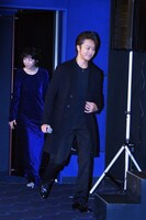 左から入場する夏帆、EXILE TAKAHIRO。