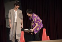 中川大志（左）と、対決前に靴を脱ぐ横浜流星（右）。