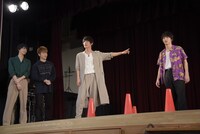 横浜流星（右端）が、空手のチャンピオンであることをアピールする中川大志（中央右）。