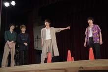 横浜流星（右端）が、空手のチャンピオンであることをアピールする中川大志（中央右）。