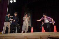 反復横跳びをする横浜流星（右端）を応援する共演者たち。