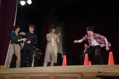 反復横跳びをする横浜流星（右端）を応援する共演者たち。