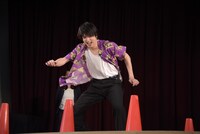 反復横跳びをする横浜流星。