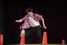 反復横跳びをする横浜流星。