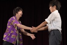 男子生徒と握手をする横浜流星（左）。