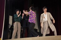 共演者たちとハイタッチをして勝利を喜ぶ横浜流星（中央）。