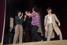 共演者たちとハイタッチをして勝利を喜ぶ横浜流星（中央）。