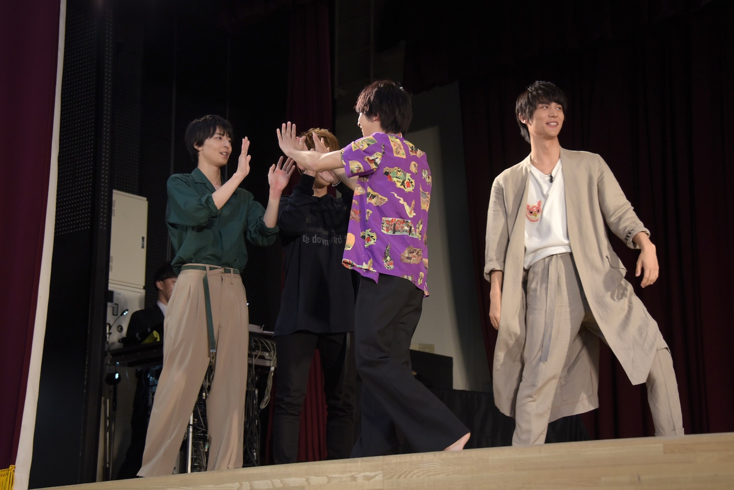 共演者たちとハイタッチをして勝利を喜ぶ横浜流星（中央）。