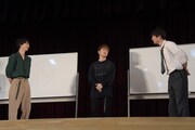 高杉真宙（左）と男子生徒（右）に、自身の顔をアピールする佐野玲於（中央）。