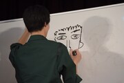 佐野玲於の似顔絵を描く高杉真宙。