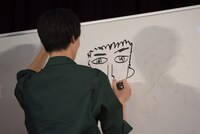 佐野玲於の似顔絵を描く高杉真宙。