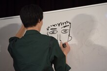 佐野玲於の似顔絵を描く高杉真宙。