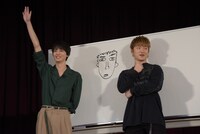 高杉真宙（左）が描いた佐野玲於（右）の似顔絵。
