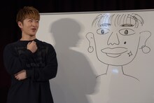 佐野玲於と、男子生徒が描いた佐野の似顔絵。