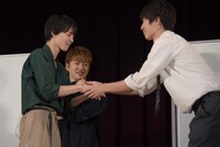 男子生徒と握手をする高杉真宙（手前左）。