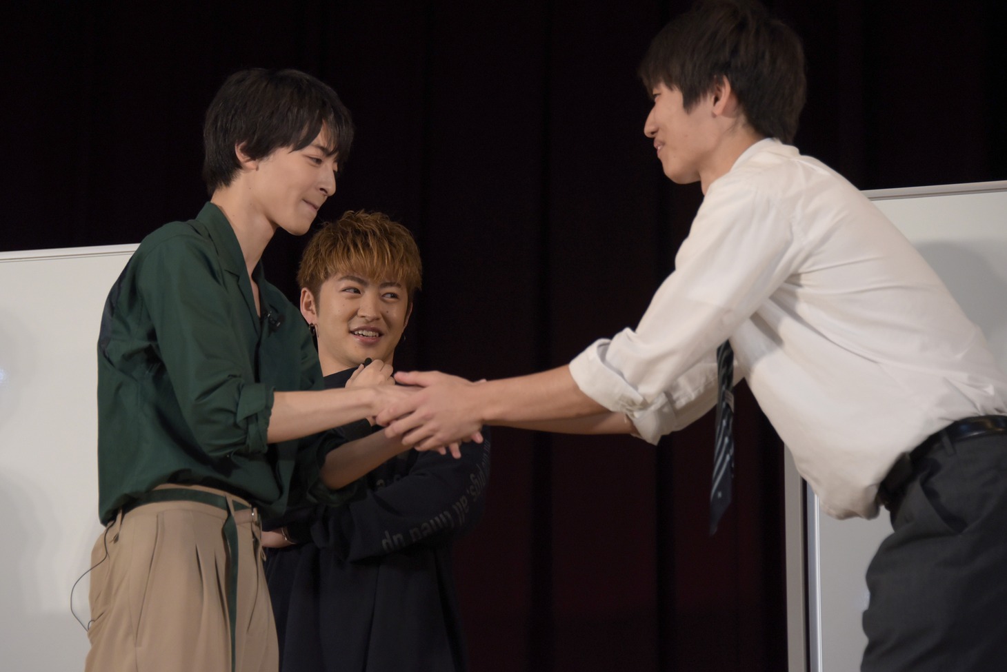 男子生徒と握手をする高杉真宙（手前左）。