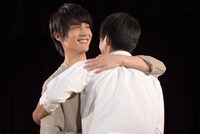 マイケル（右）とハグをする中川大志（左）。