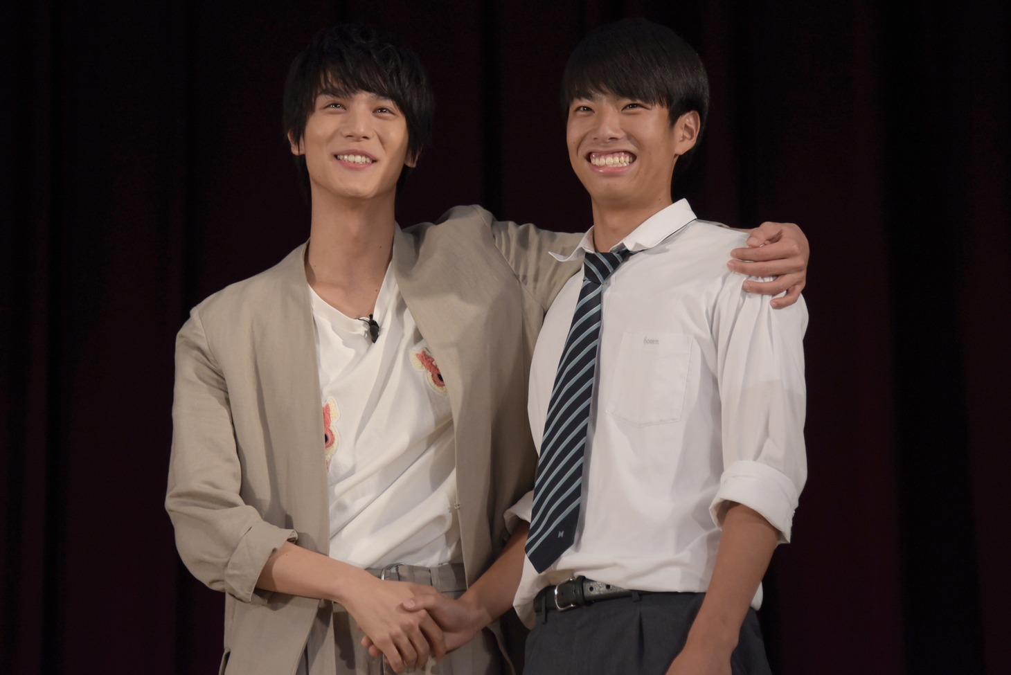 マイケル（右）と肩を組む中川大志（左）。