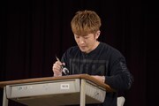 書をしたためる佐野玲於。
