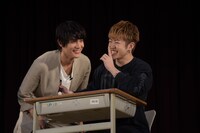 中川大志（左）に注意をする佐野玲於（右）。