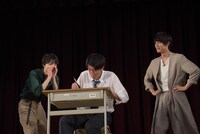 ブライアン（中央）を応援する高杉真宙（左）と中川大志（右）。