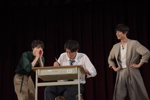 ブライアン（中央）を応援する高杉真宙（左）と中川大志（右）。