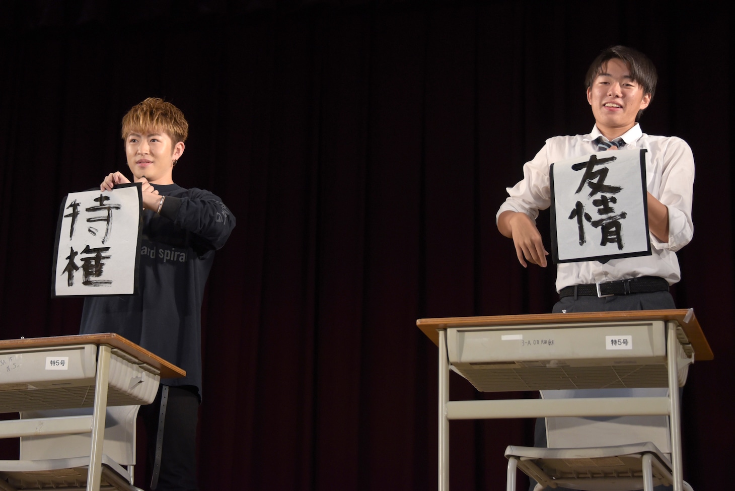 書を披露する佐野玲於（左）とブライアン（右）。