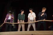 綱引き対決に挑戦する前のキャストたち。