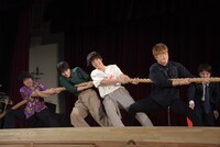 綱引き対決に挑戦するキャストたち。