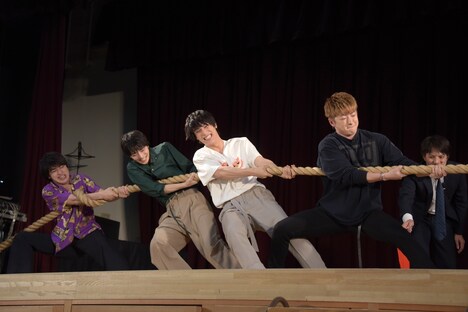 綱引き対決に挑戦するキャストたち。