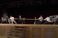 綱引き対決の様子。