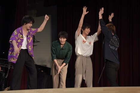 綱引き対決に勝利したキャストたち。