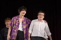 横浜流星（手前左）と綱引き対決をした男子生徒（右）。