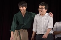 高杉真宙（左）と綱引き対決をした男子生徒（右）。