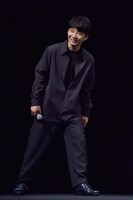 ステージに登場した星野源。