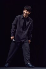 ステージに登場した星野源。