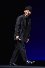 大歓声を受けて恐縮しながらステージの中央へと向かう星野源。