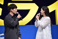 左から星野源、麻生久美子。