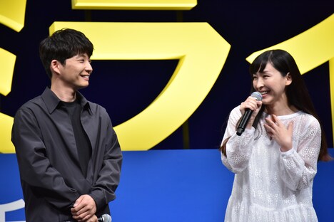 左から星野源、麻生久美子。